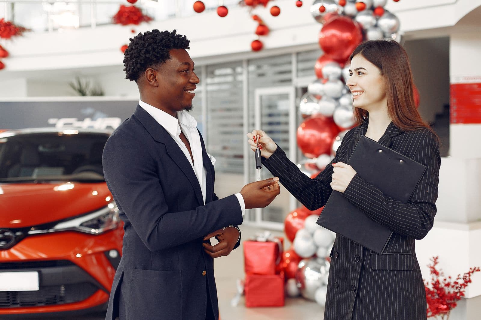 Remise des clés entre professionnels dans une concession automobile