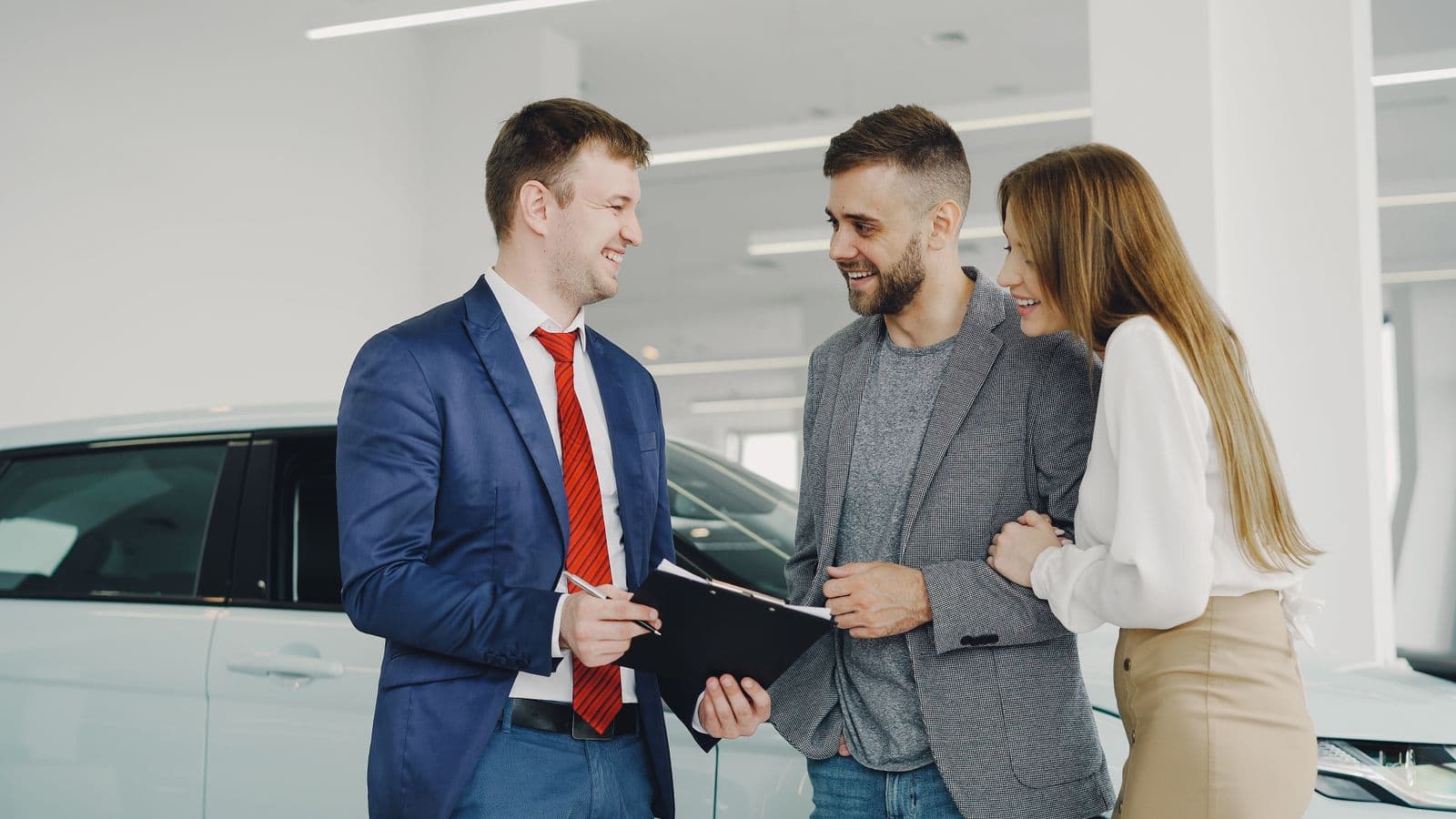 Échange entre des clients et un conseiller automobile en concession